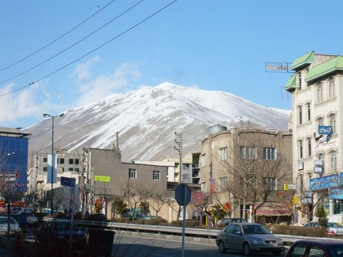 テヘラン市内から北方向の山々を望む