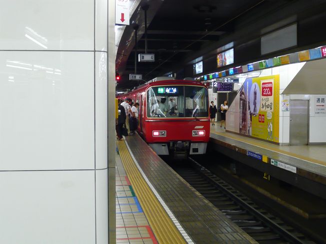 名鉄線の赤い電車